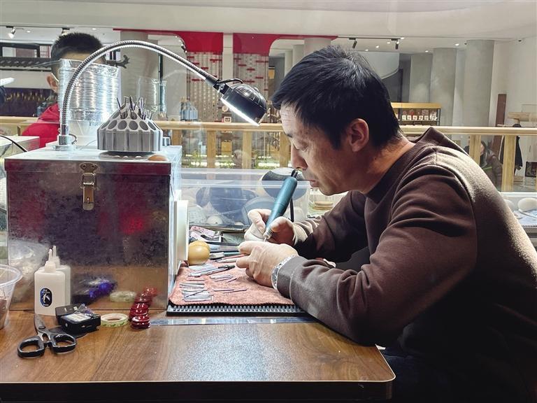 杨星国正在制作蛋雕