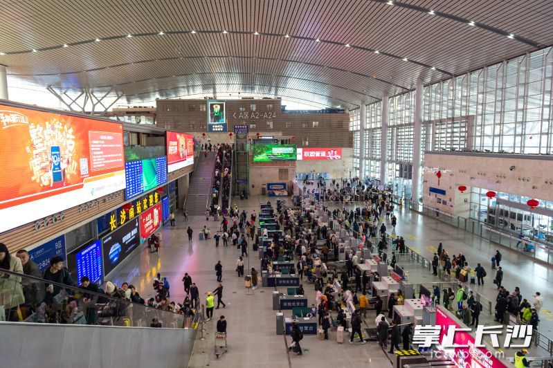 18日,湖南铁路迎来节前客流高峰。 通讯员 陈俊彦 摄