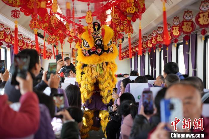 图为火车上的舞狮表演　王光辉　摄