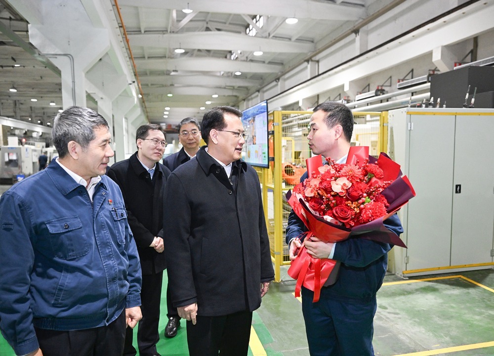 1月24日，在重庆铁马工业集团，重庆市委书记袁家军走访慰问专家人才代表赵曌。记者 苏思 摄