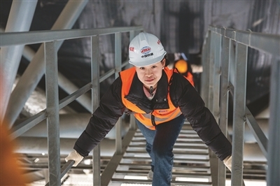 本报记者爬上站房屋顶