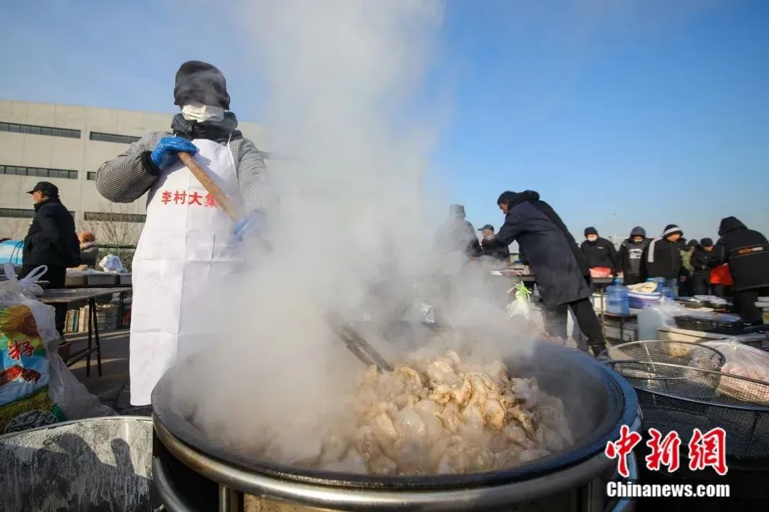 商户在青岛市李村大集制作脂渣。张鹰 摄