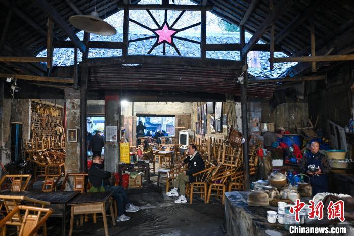 （新春见闻）四川成都彭镇街头的观音阁老茶馆