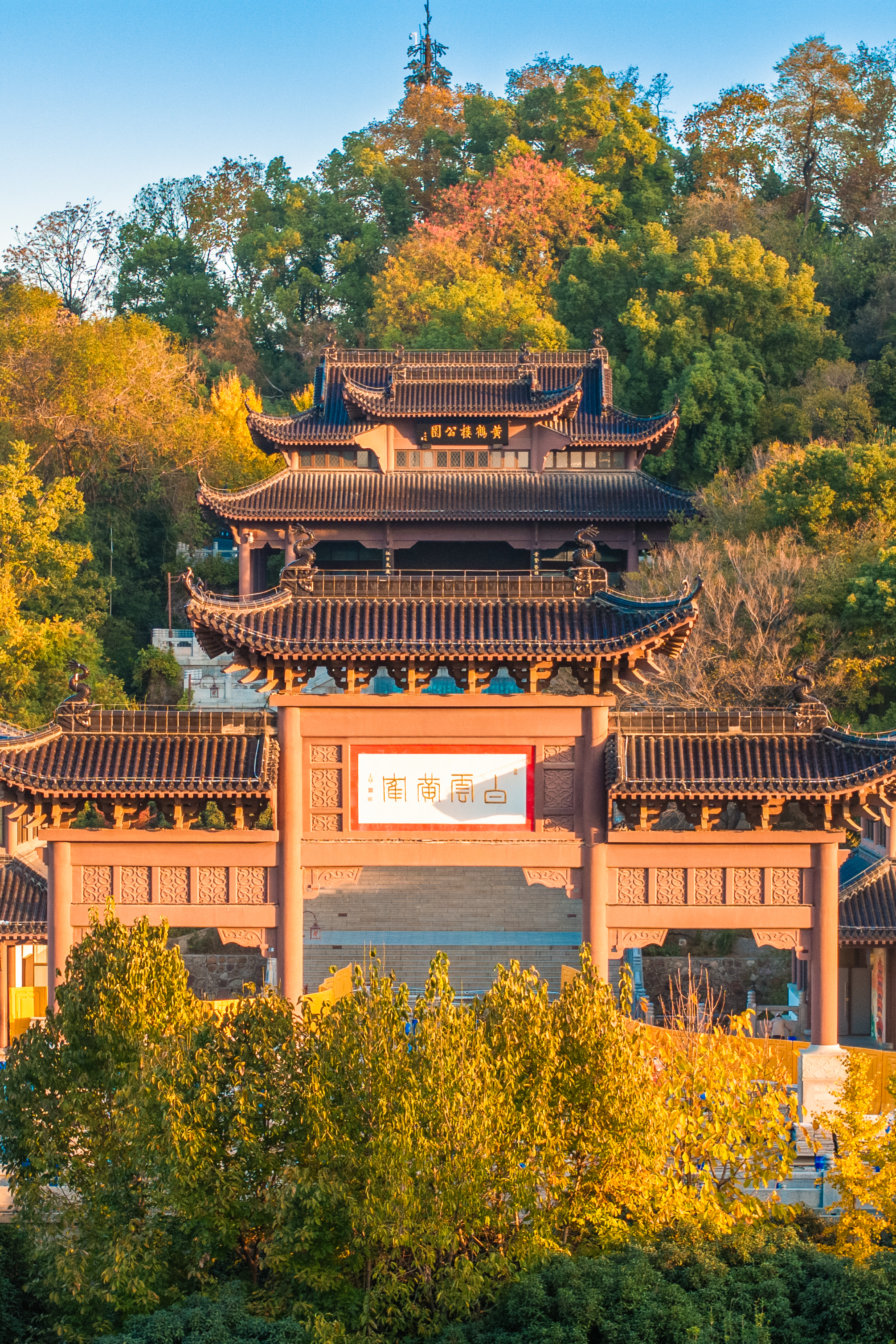 蛇年上蛇山 春晚看黄鹤 黄鹤楼初一迎客 请从东门入园