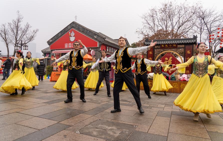 社区的文艺爱好者们载歌载舞，场面十分热闹。武爱民 摄