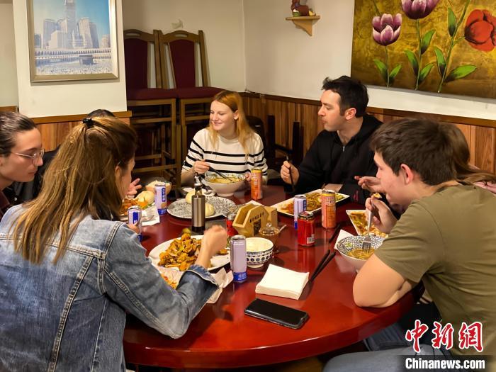 顾客在塞尔维亚印象兰州牛肉面馆吃拉面（受访者供图）