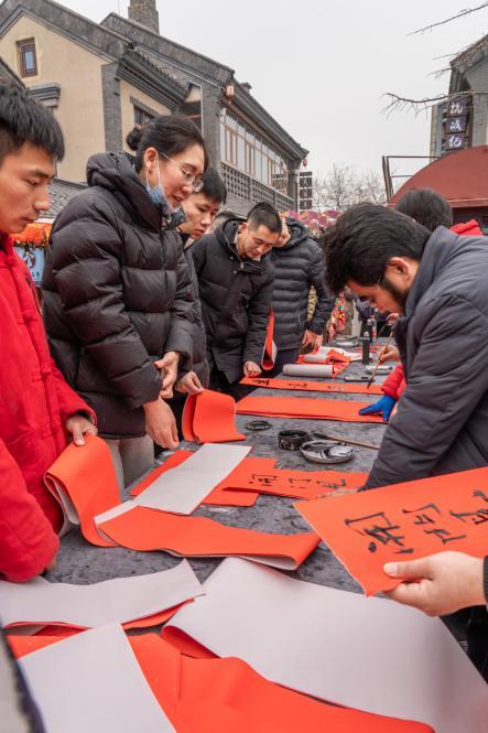 许多市民簇拥在六一书院前，贴上一副喜庆的春联更是新年的美好兆头。武爱民 摄