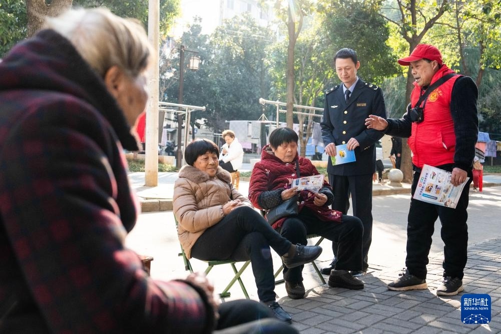 1月17日，在湖南省常德市武陵区丹阳街道紫桥社区，应急管理局工作人员联合社区志愿者向社区居民宣传冬季防火注意事项。新华社记者 陈思汗 摄