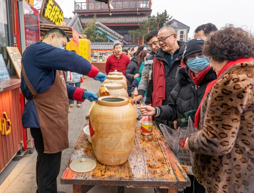 酱油摊位前排起长队。武爱民 摄