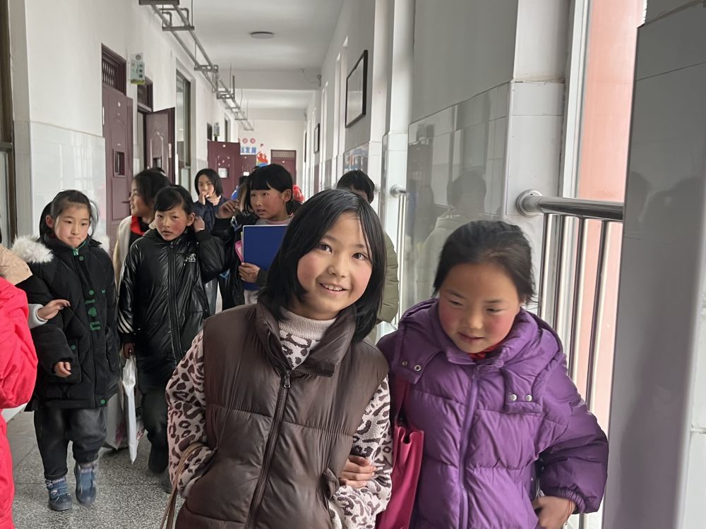 马瑞琳与同学们走出考场　本报记者　张玉洁　摄