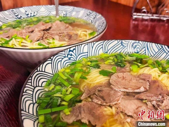塞尔维亚印象兰州牛肉面馆制作的牛肉拉面（受访者供图）