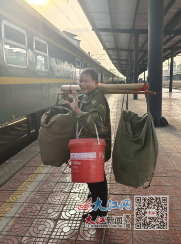 万平喜挑着行李下车。