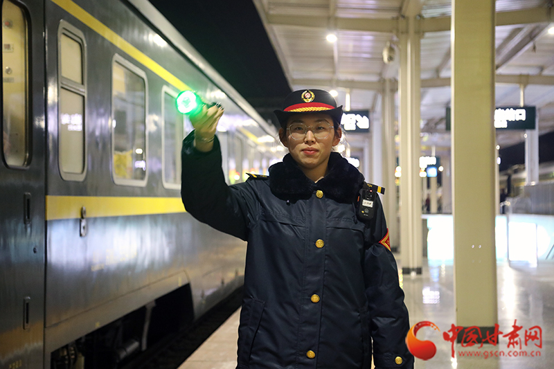 00后东北女孩春运坚守岗位　吃家乡菜感受西北年味