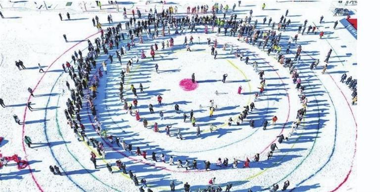 张掖市肃南县祁连山滑雪场上，千名冰雪运动爱好者和游客们跳起欢乐的锅庄舞。（张掖市融媒体中心）