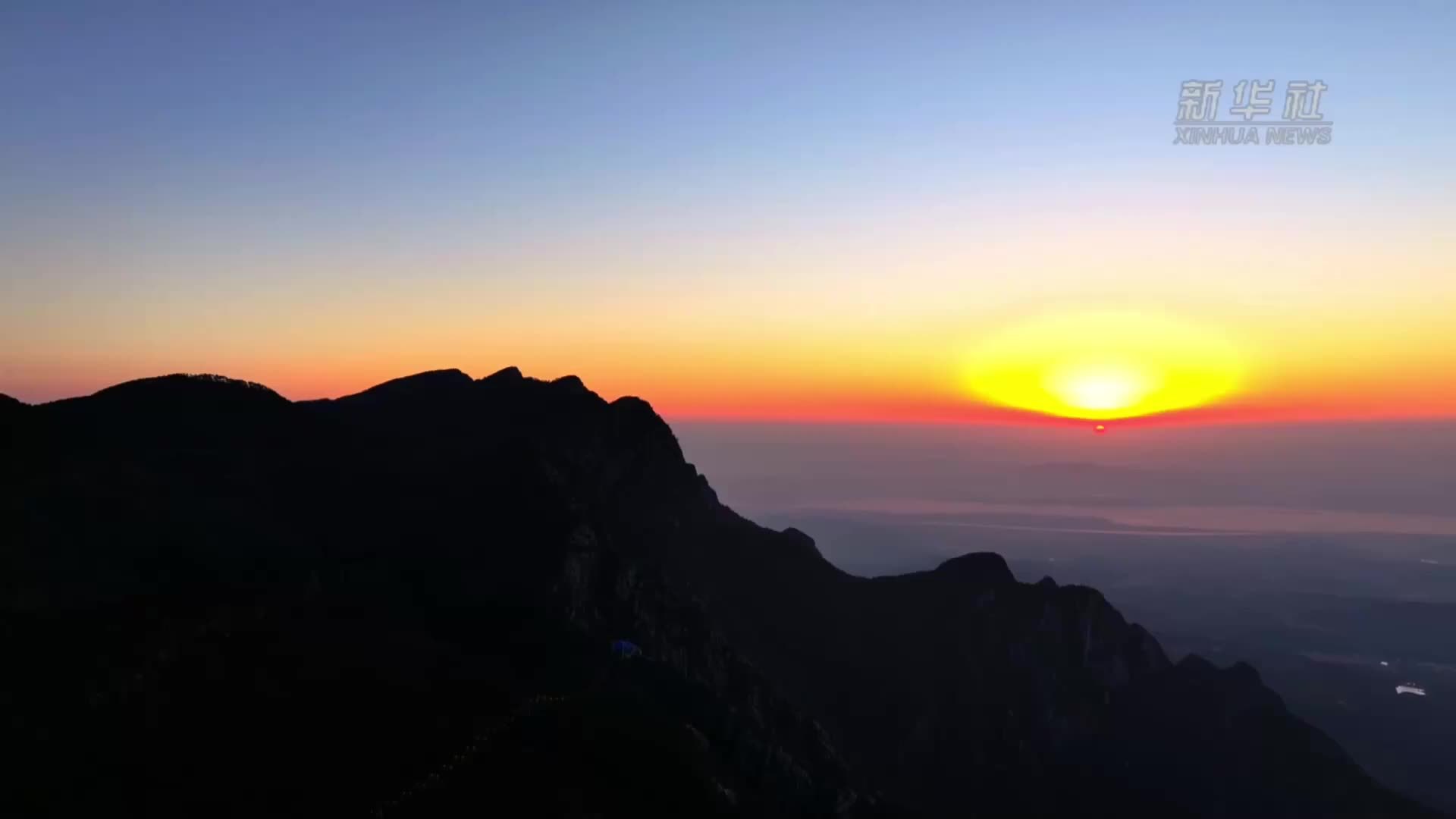 庐山五老峰晨现“日照金山”景观