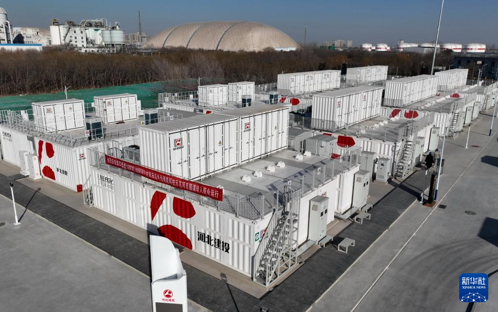 1月18日,工人在河北省邢台市信都区新型电力系统示范工程——独立储能电站巡检(无人机照片)。