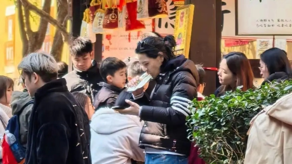 向佐带老婆逛灵隐寺，路人镜头下郭碧婷身材发福，素颜也超美！封面图