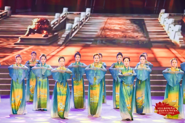 特稿·梁平｜全国旗袍·诗歌春晚，在南京发芽，花开大江南北，七年后更有仪式感