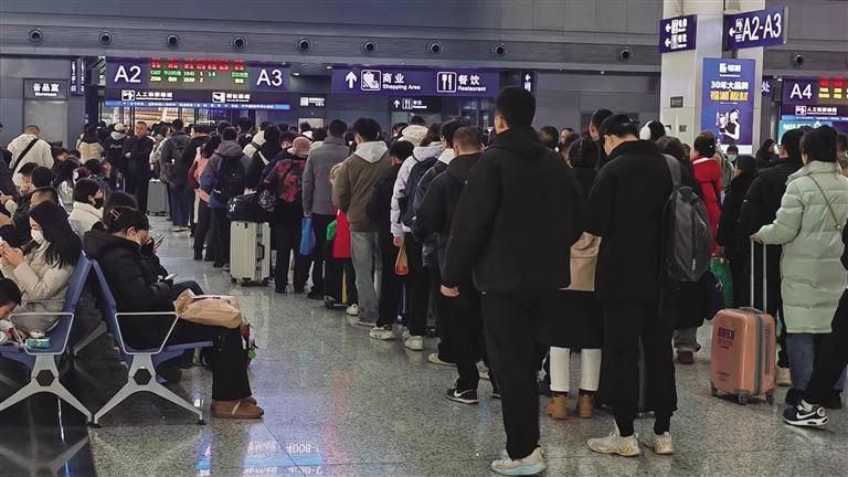 西客站春运人流