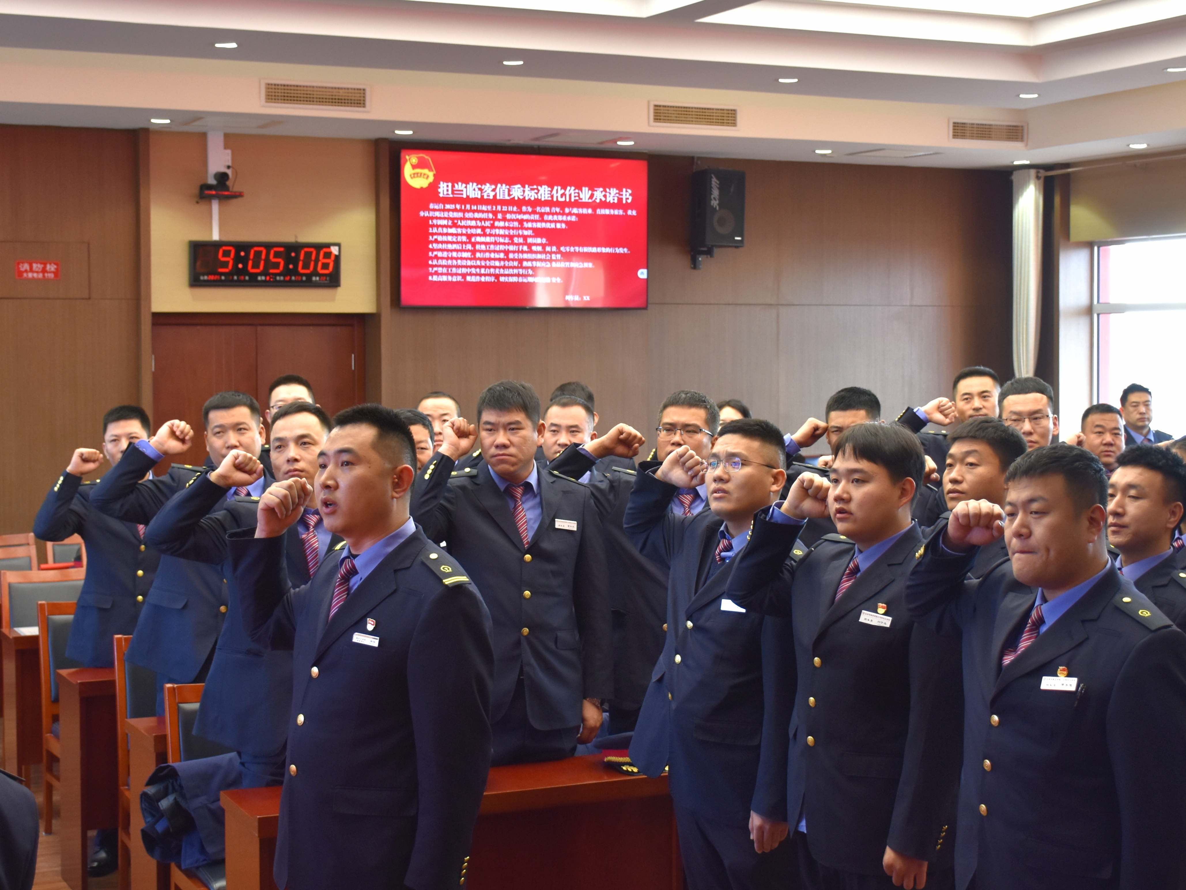 图为共青团员”列车乘务组在出发前，该段团委组织团员青年进行担当临客值乘标准化作业承诺践诺仪式。贾育硕摄