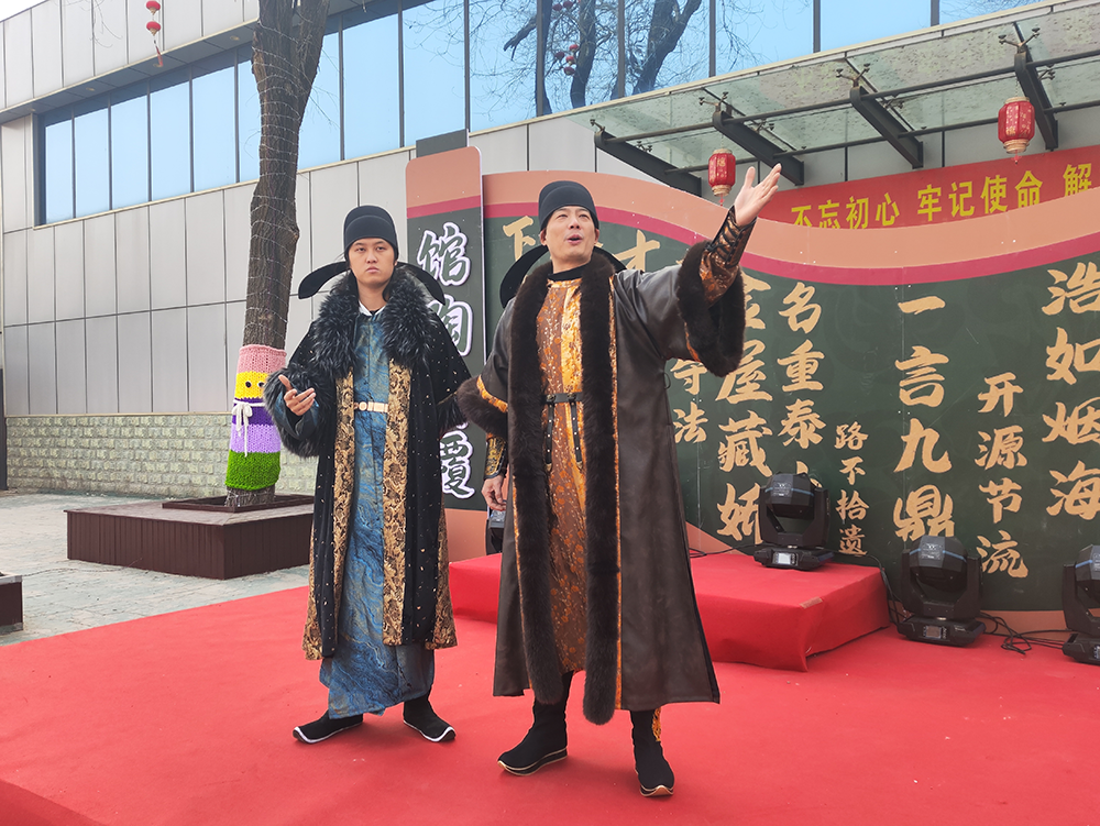 大年初一到初七，馆陶射覆舞台，由“唐太宗”和“魏征”的演员进行表演，并随机征召“贤士”游客参与游戏。