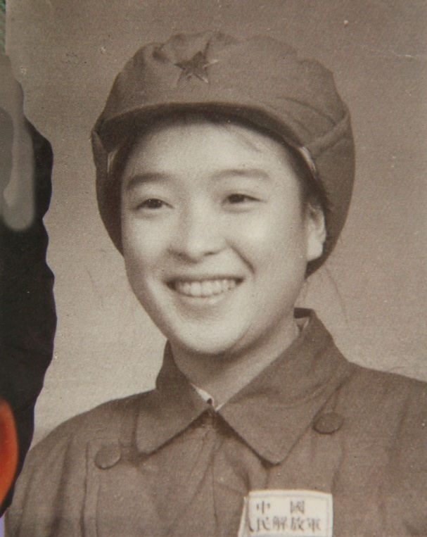 早年身着军装的邓在军英姿飒爽,神采四溢 (资料图片)