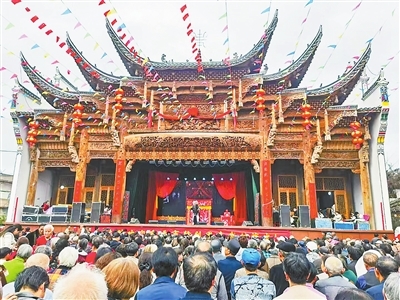 专业剧团在台上演戏。本报全媒体记者 徐黎明摄