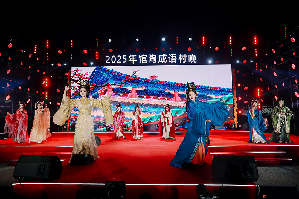 “豆蔻年华”的最美馆陶公主演绎华夏霓裳汉服秀。