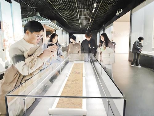 1月19日,游客在河北博物院参观“群芳竞秀——京津冀古代花鸟画精品展”。本报记者 史晓多摄