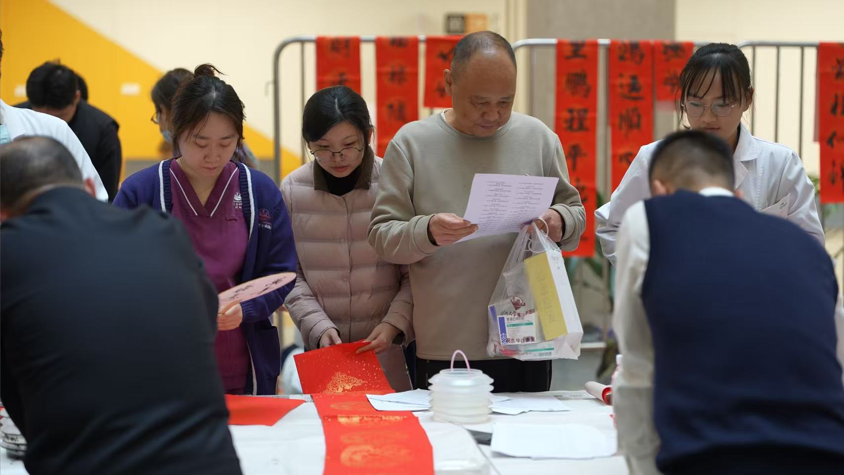 医患同乐迎新春:华南医院开展春联送福活动