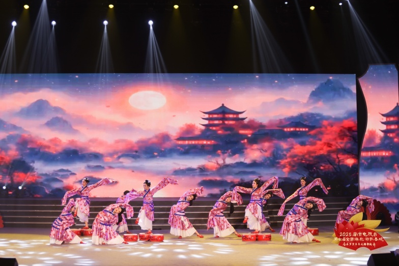 特稿·梁平｜全国旗袍·诗歌春晚，在南京发芽，花开大江南北，七年后更有仪式感