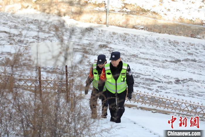 图为石家庄铁路公安处井陉站派出所民警雪后翻山越岭排查石太铁路线路隐患。 林峰 摄