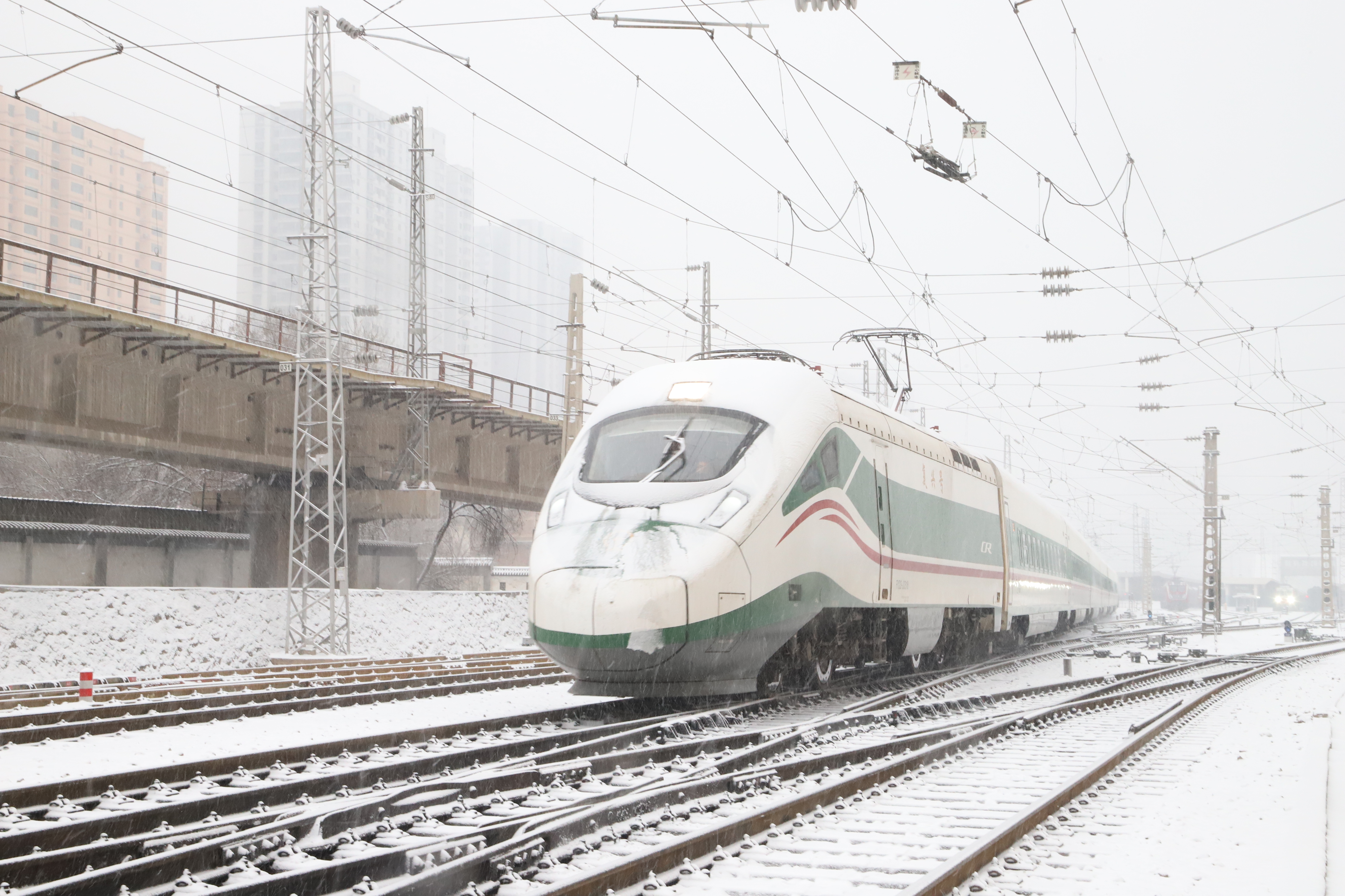 动车组列车从兰州站出发