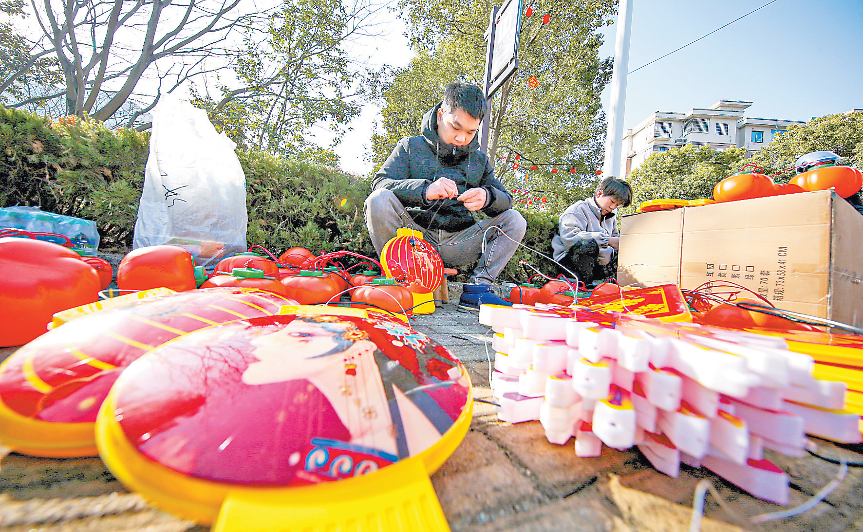 连日来，广昌县城管局组织施工人员在县城各主要街道，以及广场、高速公路出口悬挂大红灯笼、“柿柿如意”灯等各式特色灯饰，将春节节日氛围烘托得愈发浓厚。特约记者曾恒贵 摄