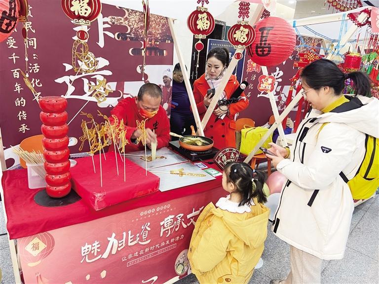 市民在省博逛非遗集市