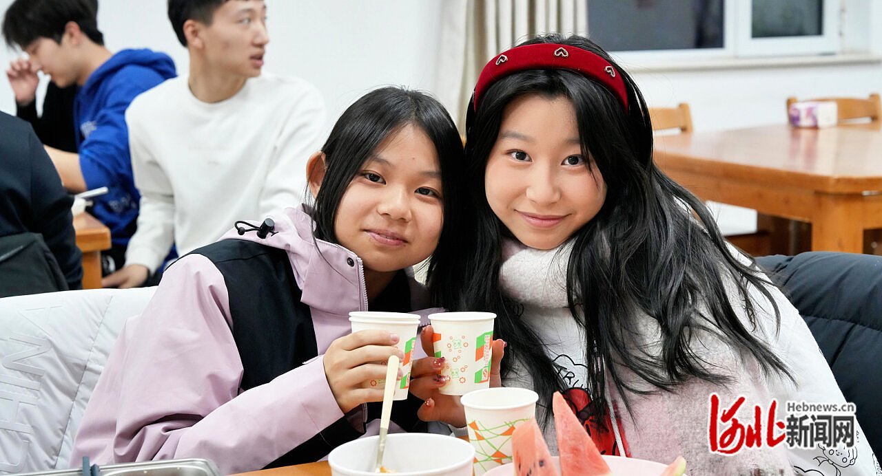 1月28日晚，河北省射击队女子步枪运动员王睿伊（左）、胡馨月在年夜饭现场。 河北日报记者 王伟摄.jpg