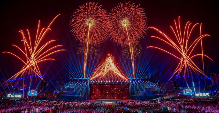 花炮文化节期间吸引全世界各地的游客前来观赏焰火表演。（万载县宣传部供图）