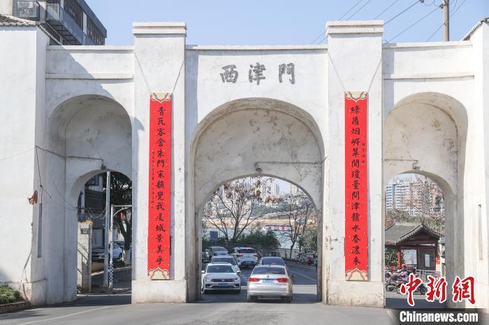 （新春見聞）江西贛州：古城門掛上巨幅春聯 喜迎新春佳節