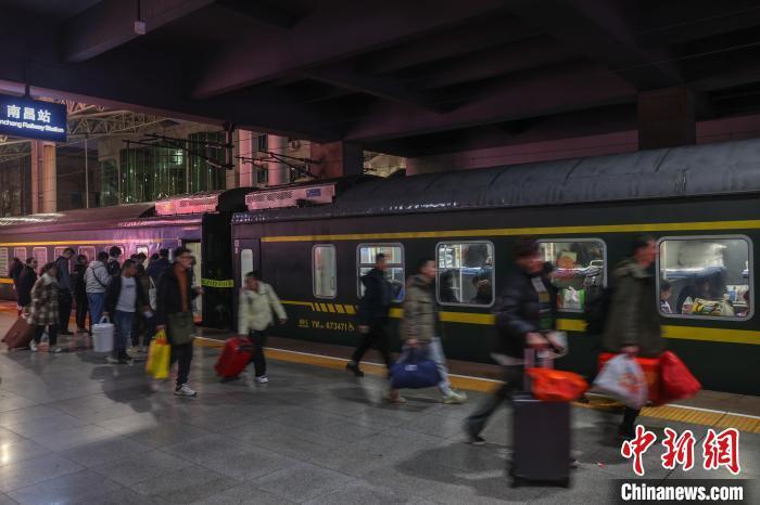 1月25日，江西南昌站，旅客从站台上走过。中新社记者 刘力鑫 摄