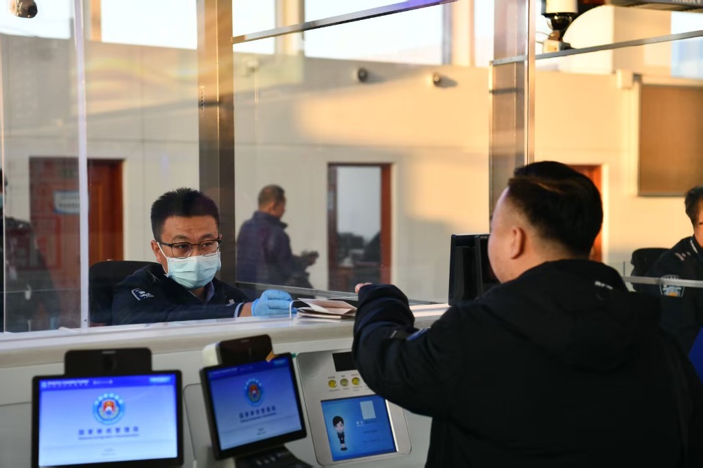 兰州边检站民警坚守岗位