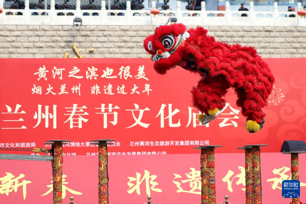 1月30日，演员在兰州市2025年春节文化庙会活动现场进行舞狮表演。新华社记者　陈斌　摄