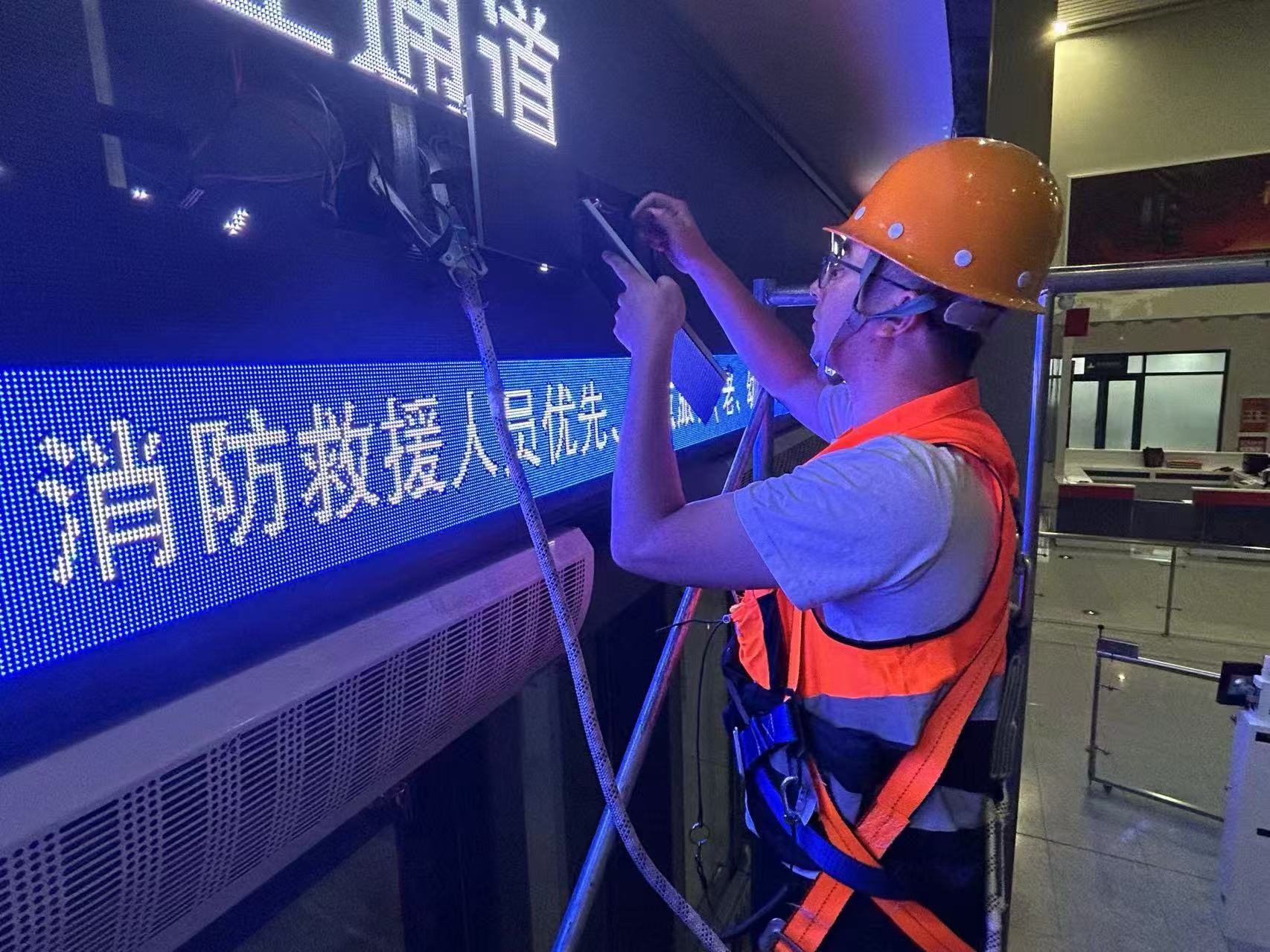 吴翔和同事们在工作中