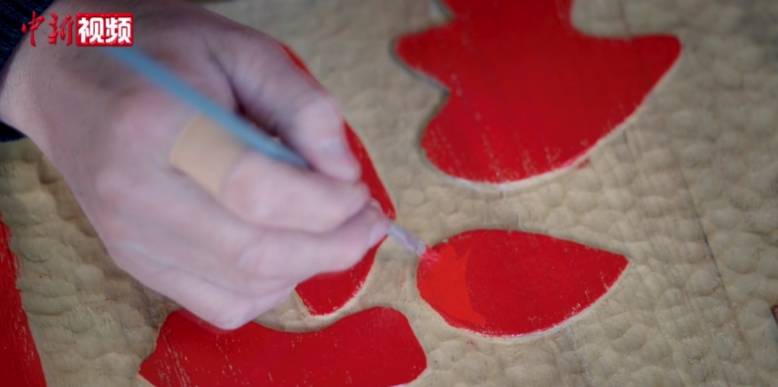 邯郸“非遗木刻”手艺人 “画蛇添福”迎新春