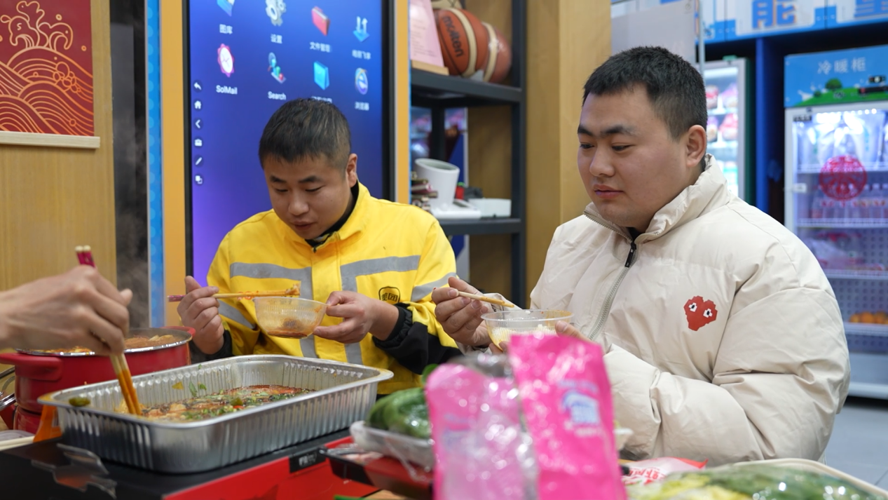 外卖小哥的坚守与温情：团圆饭中凝聚城市温暖力量