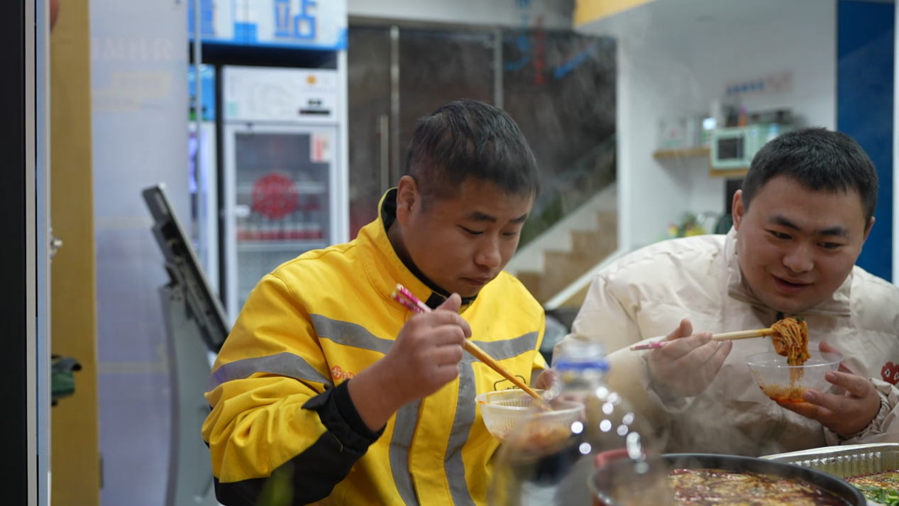 外卖小哥的坚守与温情：团圆饭中凝聚城市温暖力量