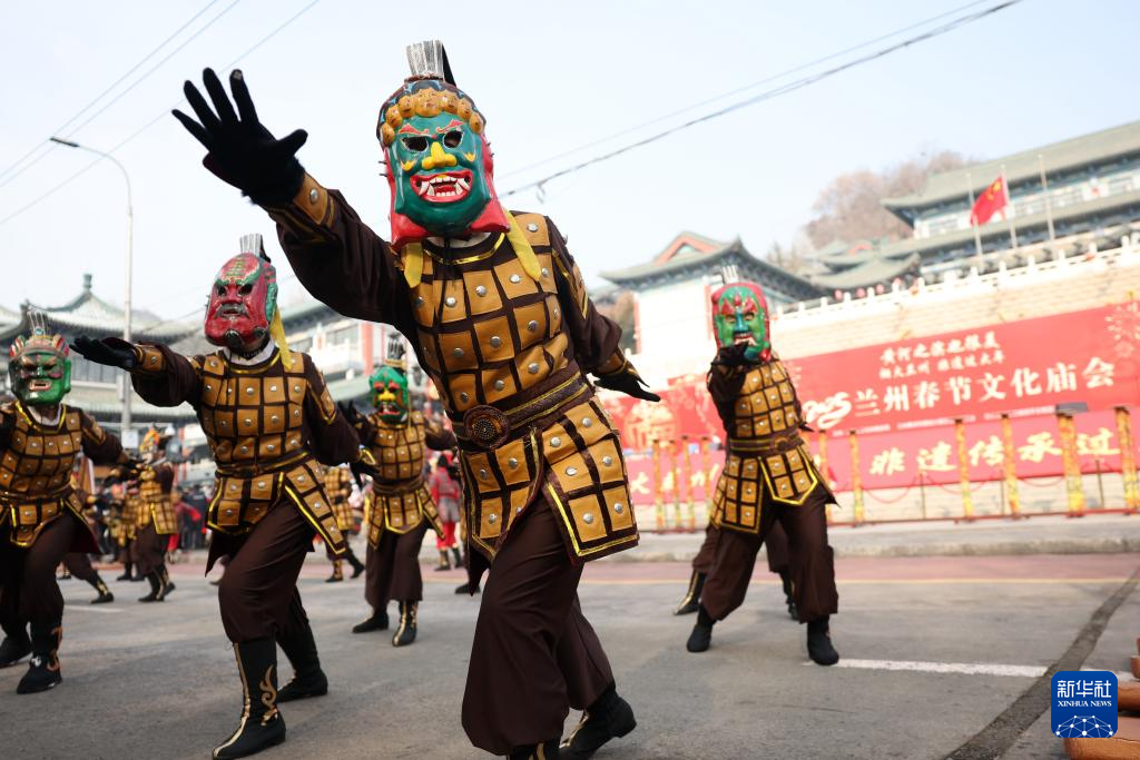 1月30日，演员在兰州市2025年春节文化庙会活动现场表演西固军傩舞。新华社记者　陈斌　摄