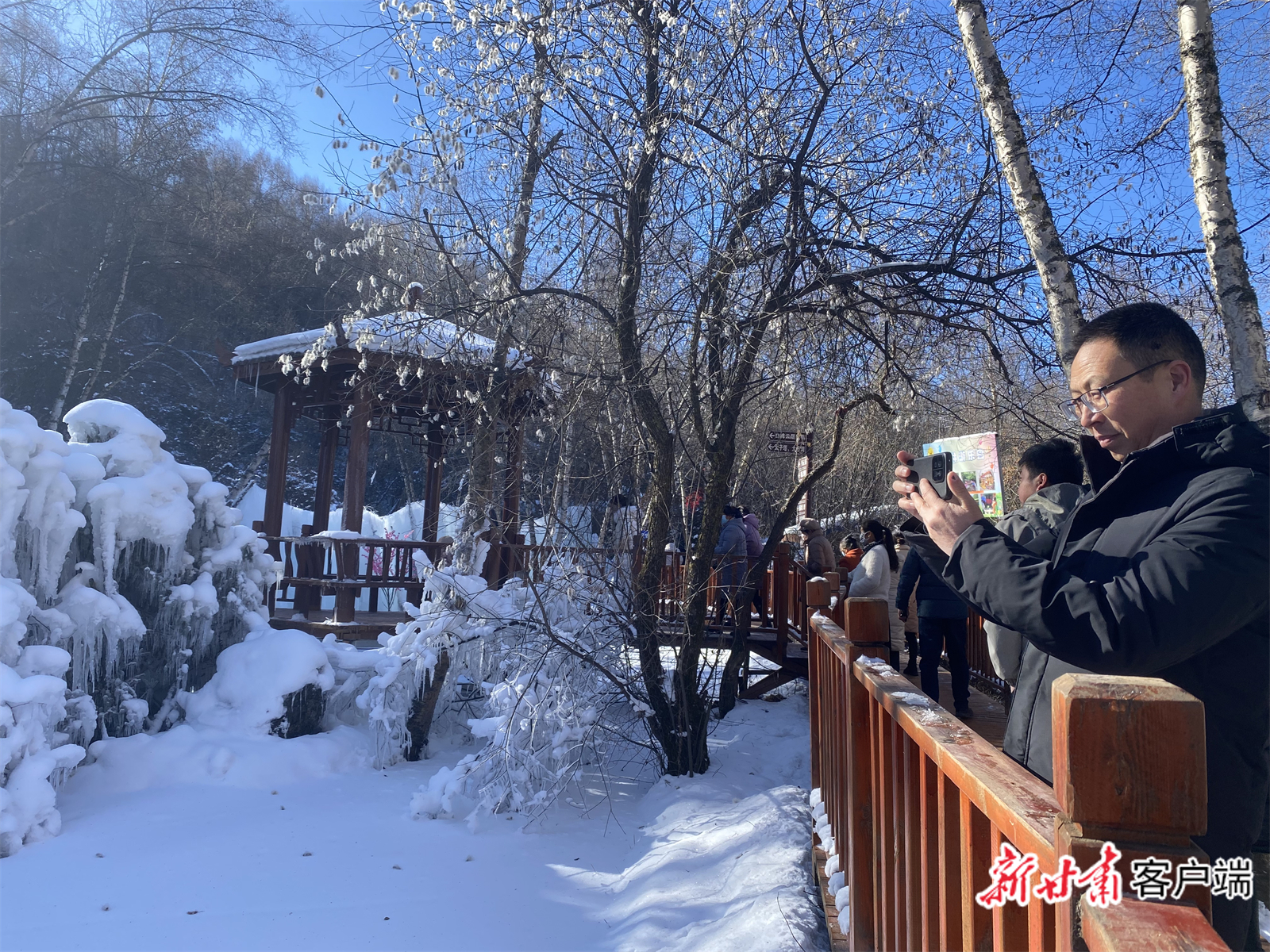 冬季的白桦林景区银装素裹,吸引了众多游客。新甘肃·甘肃日报记者 王虎 摄