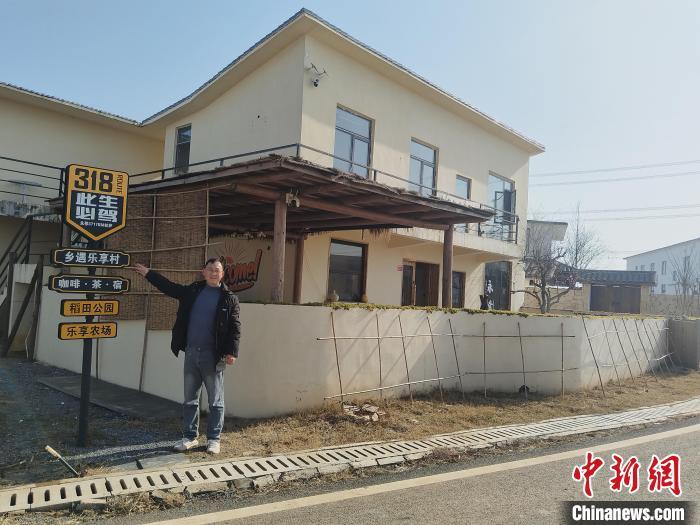 1月27日，江西永修县，创业青年董勇向记者介绍“乡遇乐享村”。受访者供图