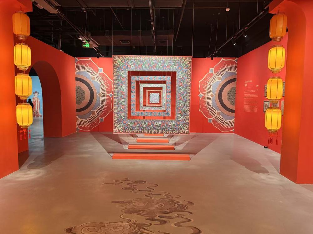 图为“遇见敦煌:沉浸式光影艺术展”一景 新华社记者 梁姊 摄