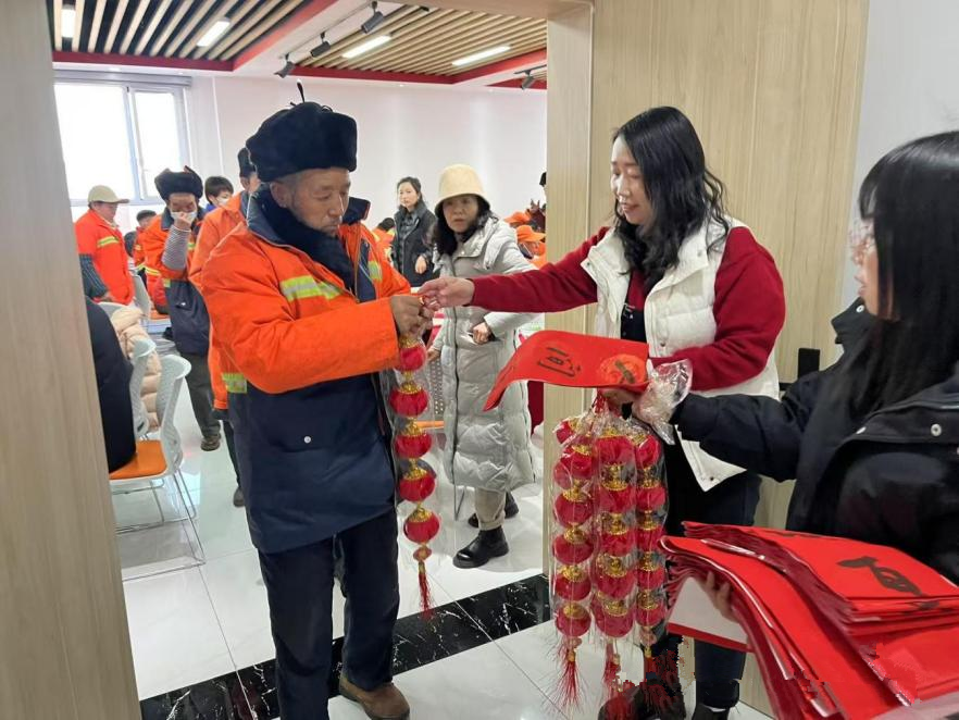 城市美容师吃上免费羊肉泡 爱心华亭“暖男”属性拉满